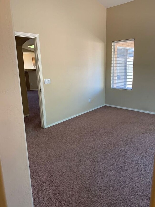 Building Photo - COMING SOON! Bright, Open Floorplan - Close to Freeways