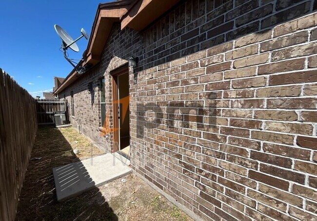 Building Photo - 2708 W Primrose Ave