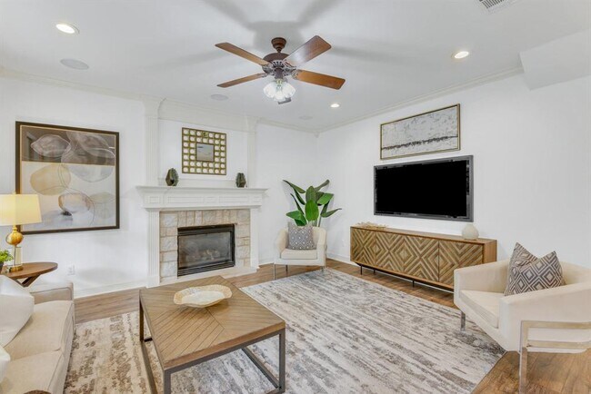 Building Photo - 701 Oaklands Dr
