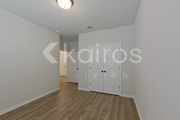 Building Photo - 13963 Barrington Ave