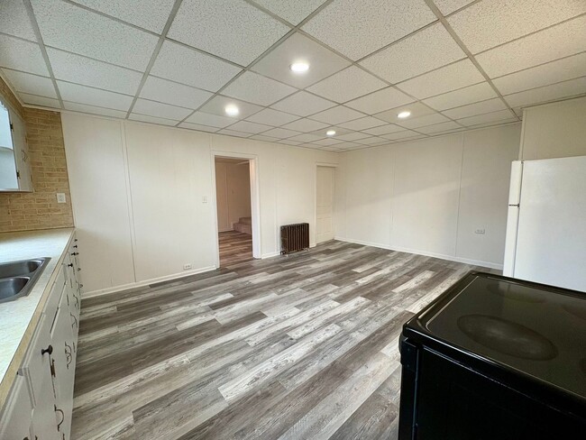Building Photo - 3 Bedroom 1 Bathroom in Lebanon!