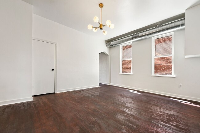 Building Photo - Remodeled 2 bedroom with backyard