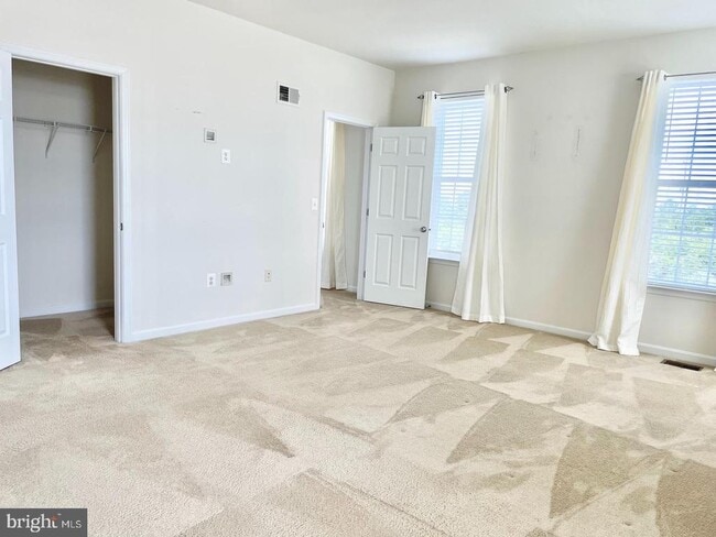 Building Photo - 43913 Centergate Dr