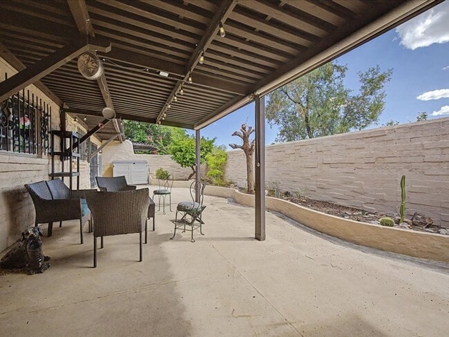 Building Photo - ALL UTILITIES, WIFI AND FURNITURE INCLUDED!! Beautiful Fully Furnished Home with Upgrades & Commu...