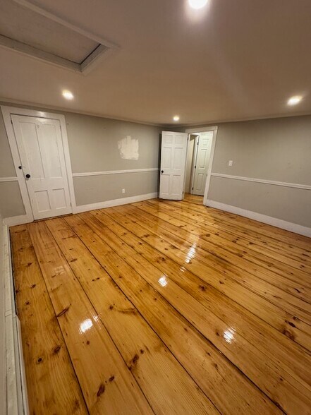 Building Photo - 368 N Elm St