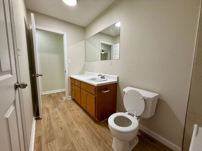 Building Photo - 3 Bedroom/2 Bathroom HOME FOR THE HOLIDAYS...