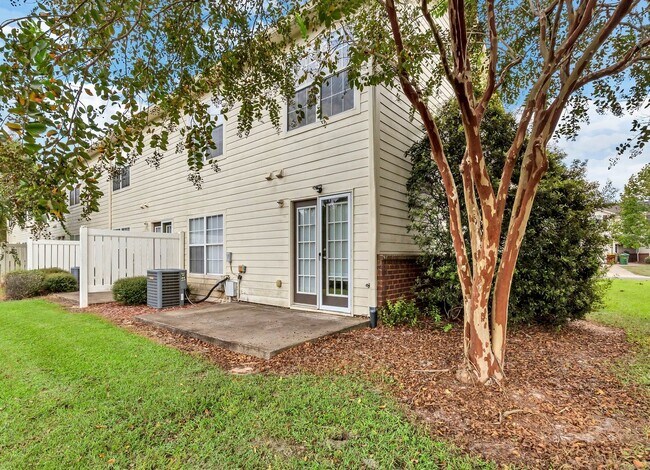 Building Photo - 3/2.5 Crestview Townhome with Community Po...