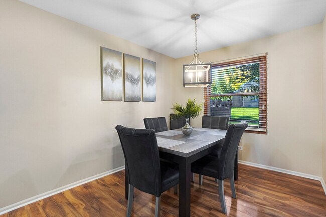 Building Photo - 2323 Woodview Ln