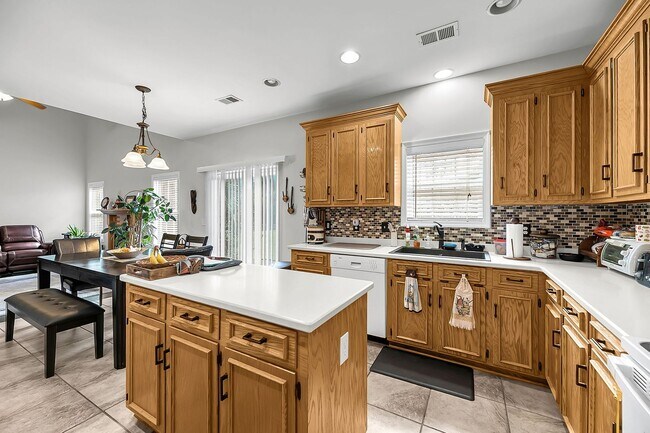 Building Photo - Spacious & Well-Maintained Home for Rent in North Charleston