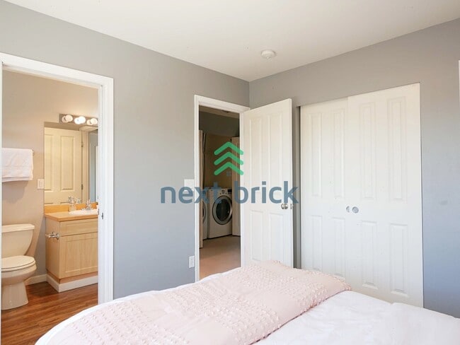 Building Photo - Quiet Townhouse 2 Beds 1.5 Bath Available for Rent!