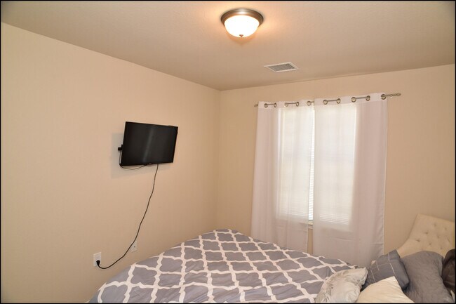 Building Photo - 6246 Viale Del Sol Ave