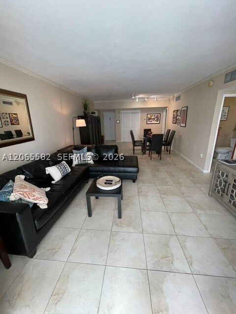 Building Photo - 5001 Collins Ave