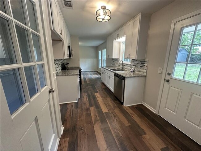 Building Photo - 2533 Chelsea Dr