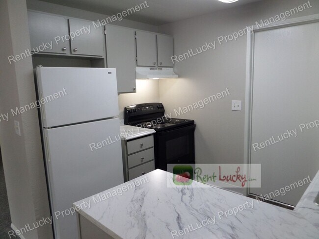 Building Photo - Freshly Updated 3-Bedroom Duplex w/Attache...