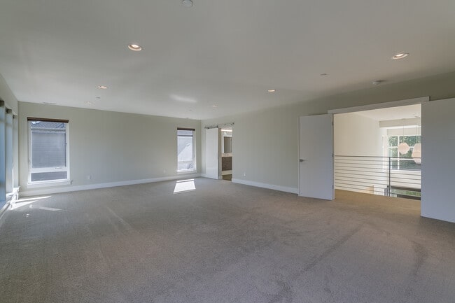 Building Photo - Luxurious & Contemporary 5 bed home in Red...