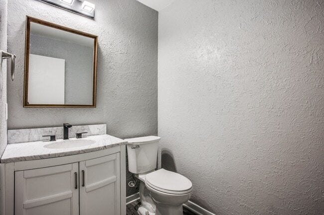 Building Photo - Gorgeous Upgraded 3 Bedroom 2.5 Bath with 2 car garage on Quiet Cul-De-Sac ---Eanes ISD!!