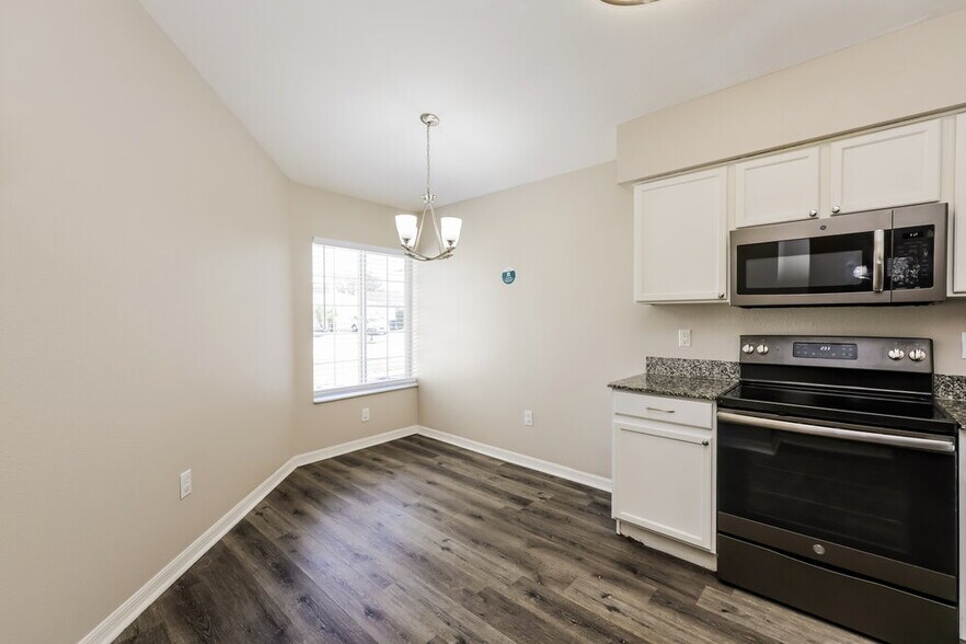 Building Photo - 11751 Lynmoor Dr