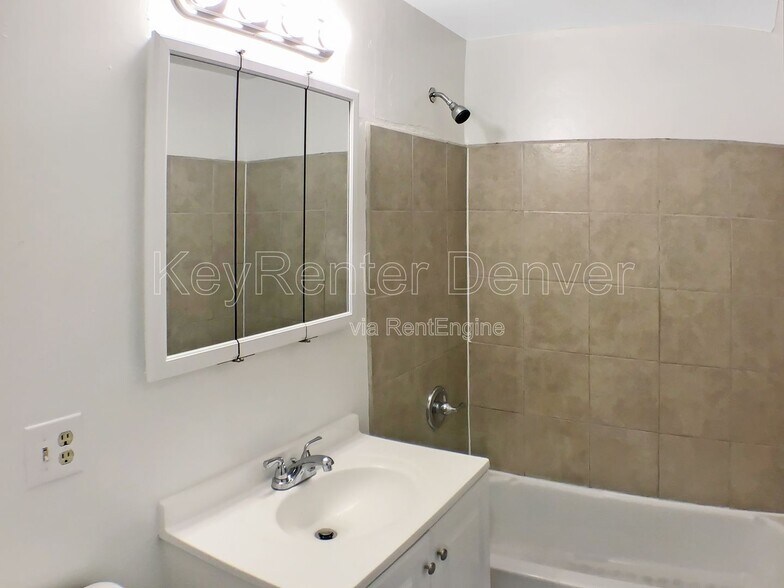 Building Photo - 1995 Ingalls St