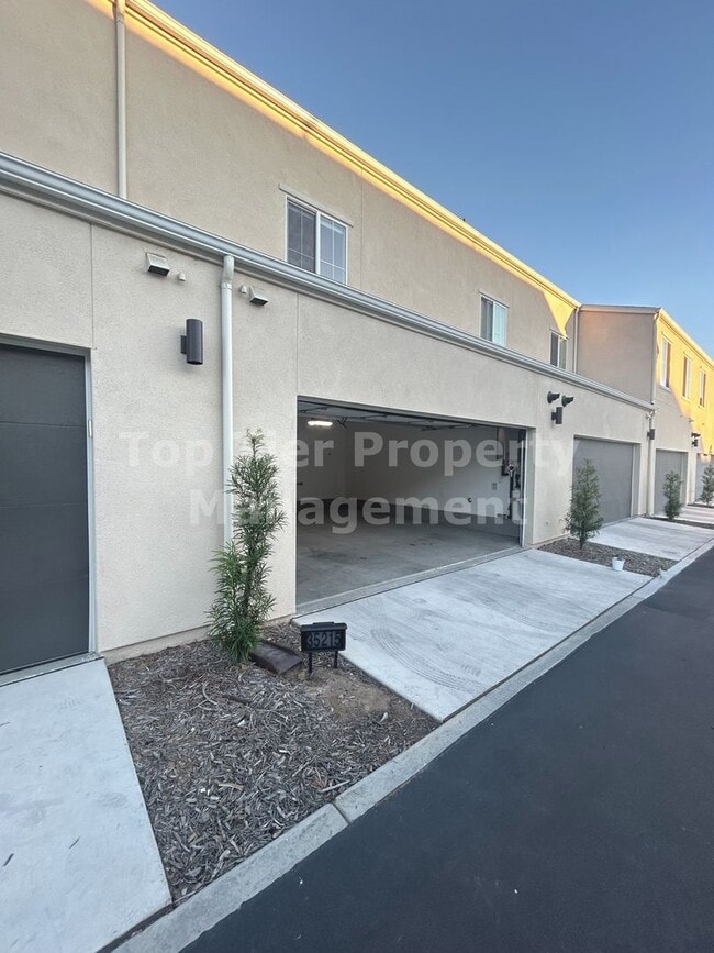 Building Photo - ***Gorgeous 2 bed / 2.5 bath / 1,083 sqft ...