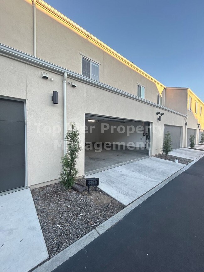 Building Photo - ***Gorgeous 2 bed / 2.5 bath / 1,083 sqft Townhouse in New Citro Community of Fallbrook - Availab...