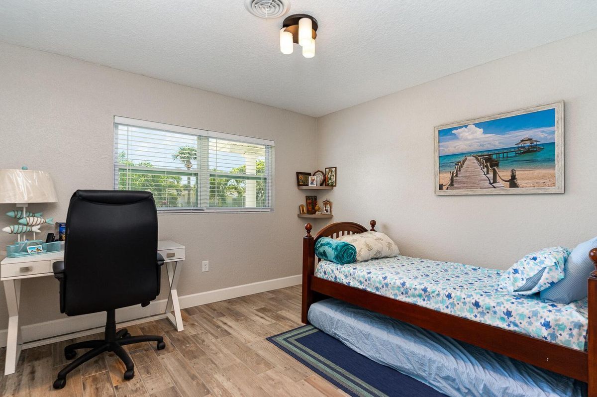 Building Photo - 1052 Pine Tree Dr