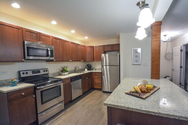 Building Photo - 7609 N Eastlake Terrace