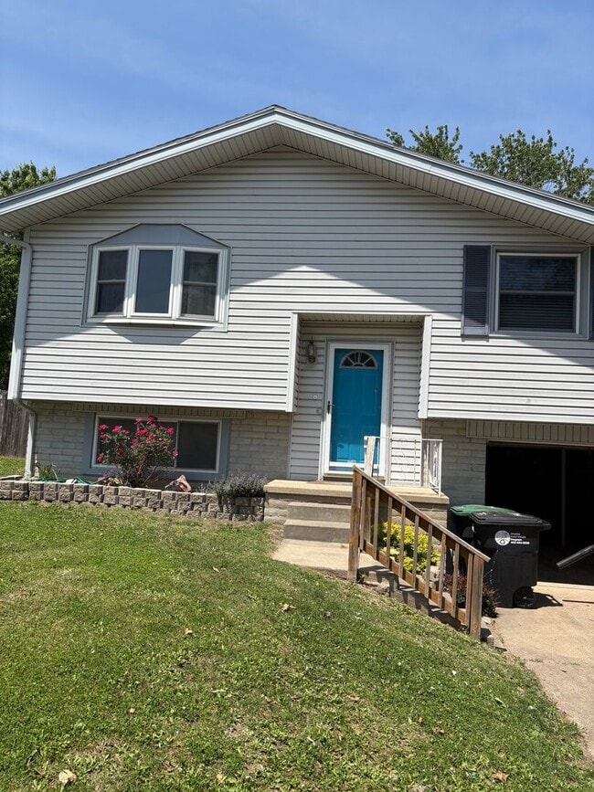 Building Photo - 3 bed/2 bath $2095