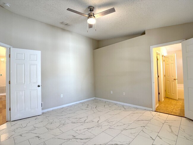 Building Photo - Perfect Location with Amenities Galore!