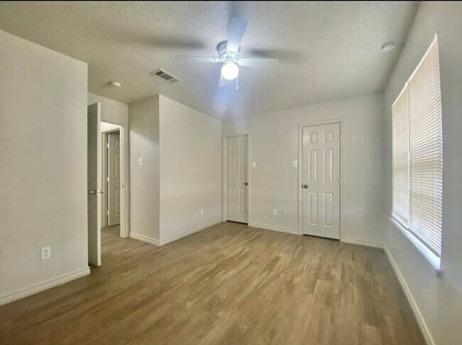 Building Photo - Updated house in East Lubbock