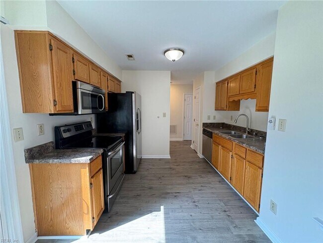Building Photo - 3 BR 2.5 BA Townhouse