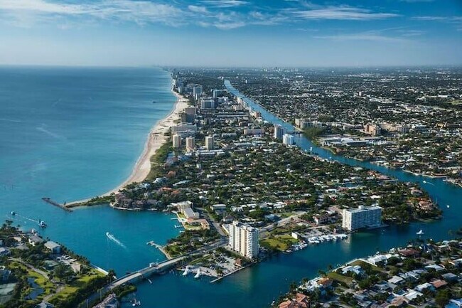 Building Photo - 1705 N Riverside Dr