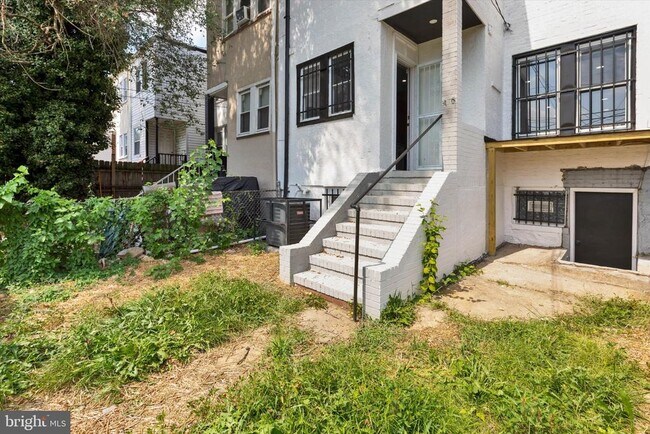Building Photo - 3015 Spaulding Ave
