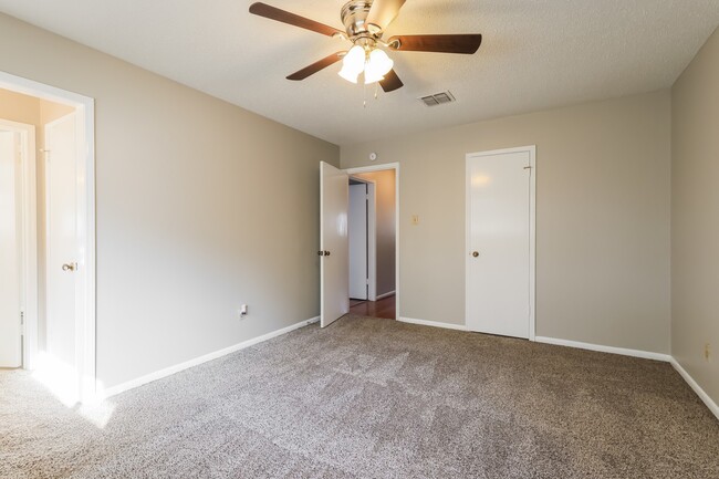 Building Photo - 222 Magic Oaks Dr