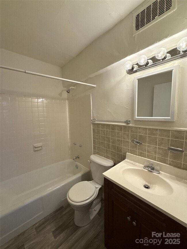 Building Photo - 2126 E 7th St