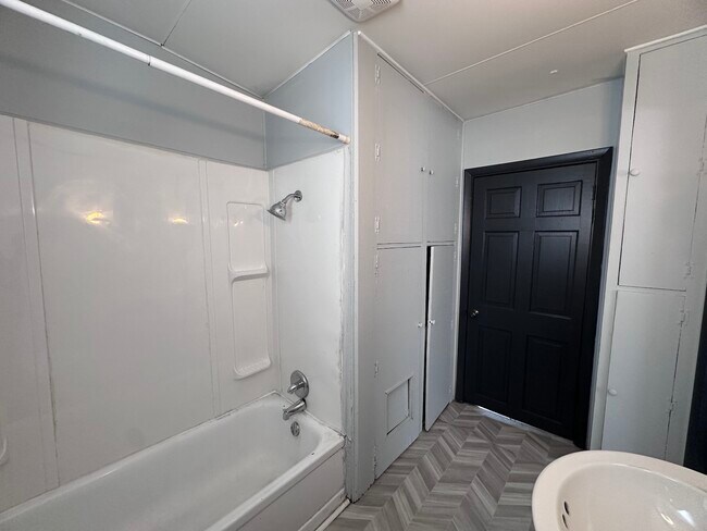 Building Photo - 1018 Chandler-