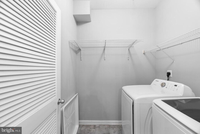 Building Photo - 4852 Eisenhower Ave