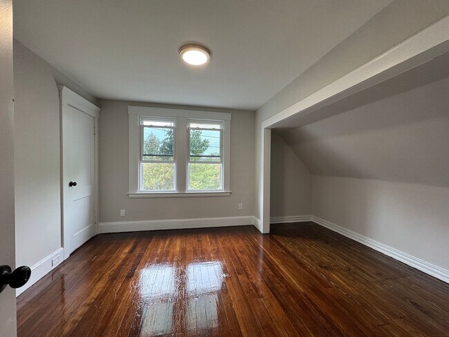 Building Photo - 47-49 Mead St