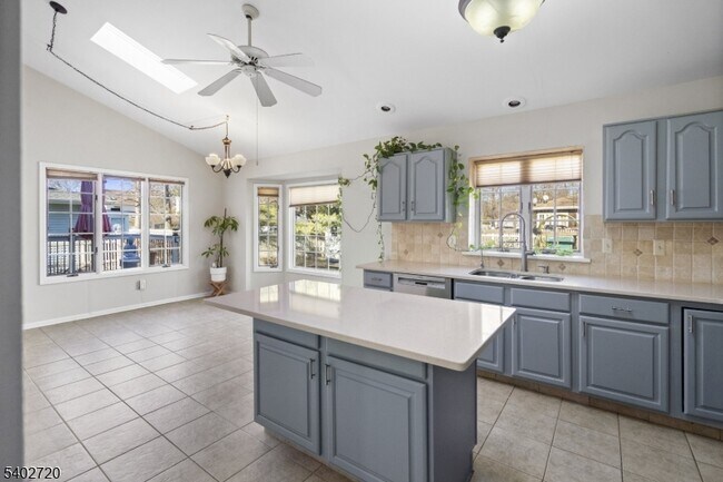 Building Photo - 6 Hoagland Ct