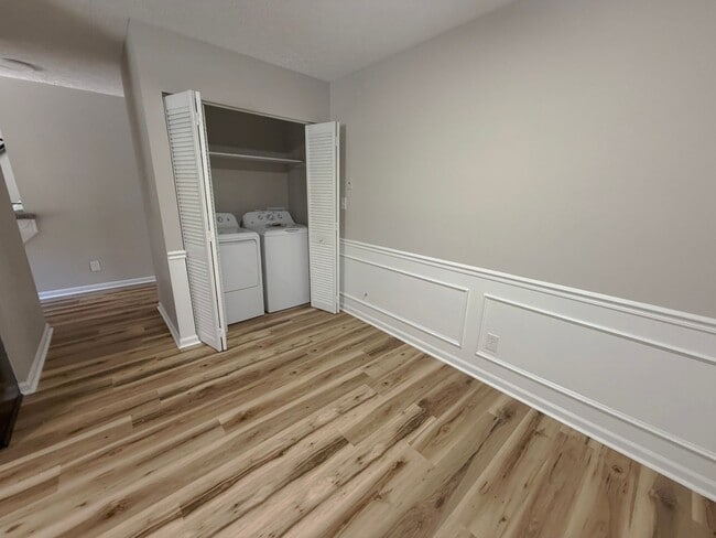 Building Photo - Freshly Renovated Townhome 3 Bed, 1.5 Bath