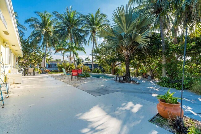 Building Photo - 1600 N 28th Ct