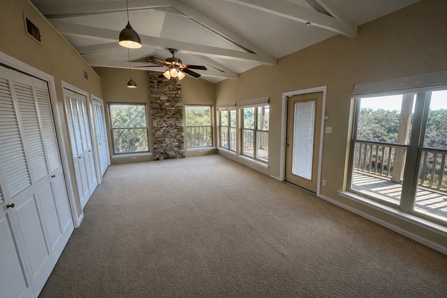 Building Photo - AVAILABLE NOW!