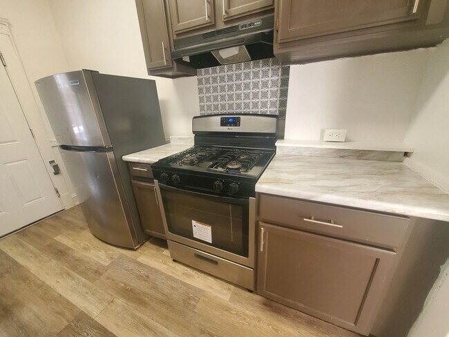 Building Photo - 2bd Unit in 4-plex near Case Western!