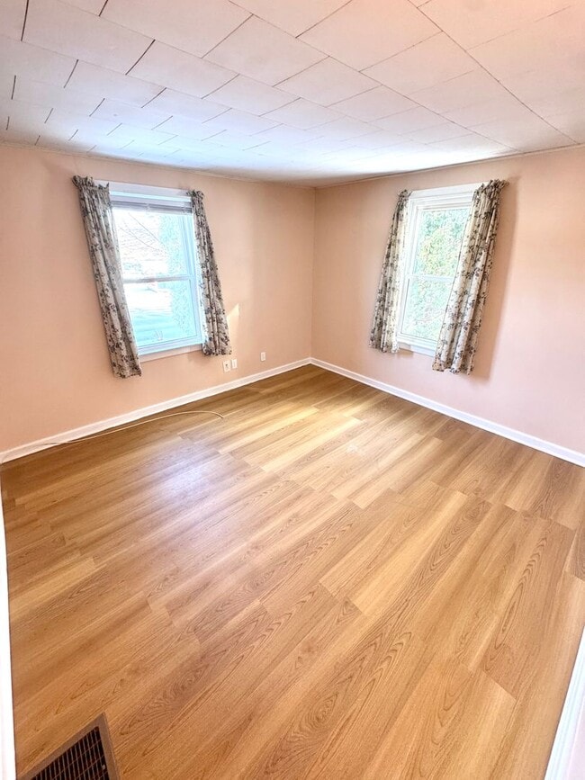 Building Photo - TWO BEDROOM HOME IN PARKLAND SCHOOLS