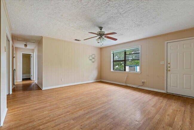 Building Photo - 906 N LBJ Dr