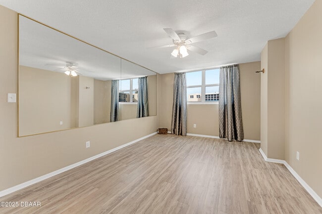 Building Photo - 1224 S Peninsula Dr