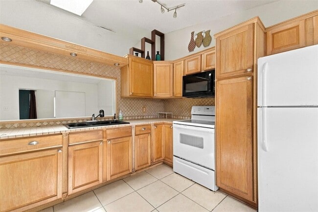 Building Photo - 9966 Burl Way