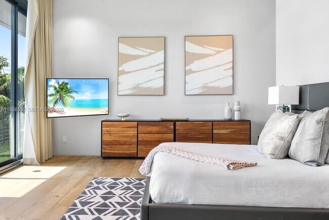 Building Photo - 2700 NE 18th St