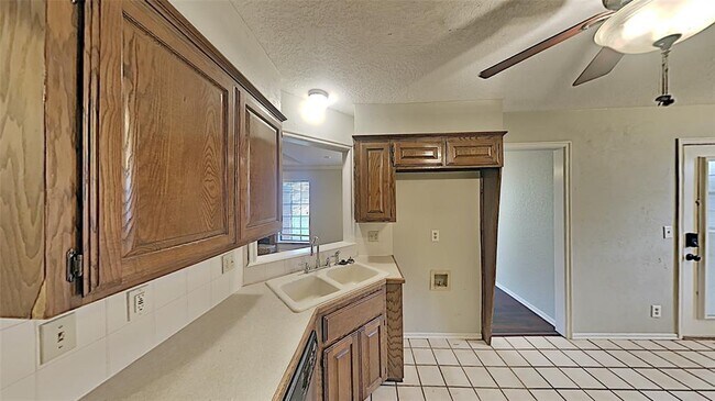 Building Photo - 1616 Shadybrook Ln