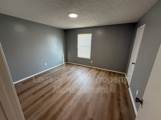 Building Photo - 1700 Short St