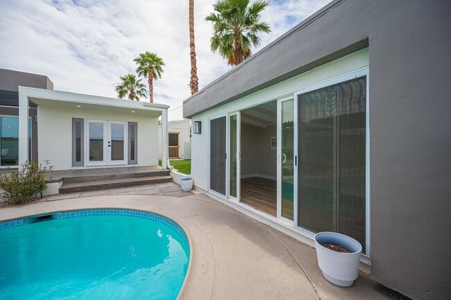 Building Photo - European-inspired Mid-Century Henderson Home!